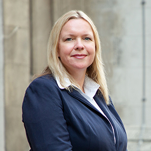  Fiona Cain